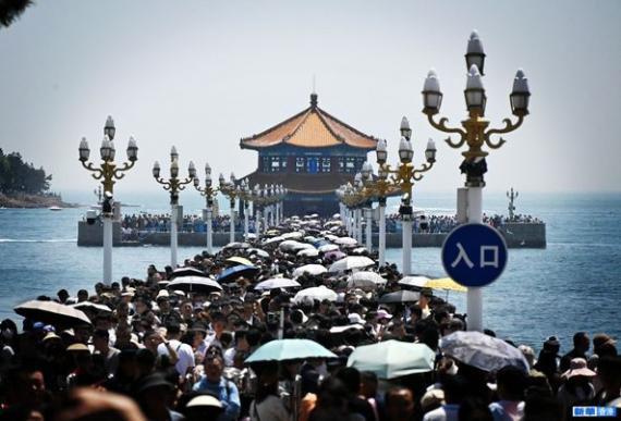 「五一」假期，山東省青島市眾多景區旅遊客流高峰不斷...