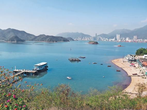 吉澳和鴨洲位於新界東北部,之前交通不便較難前往,但自去年9月起有船公司開辦逢周末及假日航綫,雖然每天只有一班,但去行山已經方便得多。吉澳常住人口不足50人,鴨洲更少只有3人,但兩島均有鋪得正好的行山徑... 吉澳和鴨洲位於新界東北部,之前交通不便較難前往,但自去年9月起有船公司開辦逢周末及假日航綫,雖然每天只有一班,但去行山已經方便得多。吉澳常住人口不足50人,鴨洲更少只有3人,但兩島均有鋪得正好的行山徑...