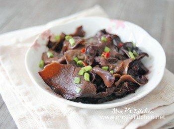 涼拌黑木耳【健康小食】
食材: (3-4人)15分鐘內
黑木耳40克
葱花適量
指天椒(可省)1-2隻
調味料:
生抽2湯匙
白醋1湯匙
蠔油1/2湯匙
麻油1茶匙
鹽1/2茶匙
糠1/2茶匙... 涼拌黑木耳【健康小食】
食材: (3-4人)15分鐘內
黑木耳40克
葱花適量
指天椒(可省)1-2隻
調味料:
生抽2湯匙
白醋1湯匙
蠔油1/2湯匙
麻油1茶匙
鹽1/2茶匙
糠1/2茶匙...