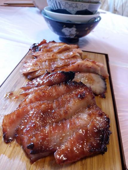 氣炸鍋做蜜汁豬頸肉:
1 豬頸肉解凍後索乾水 
2 落玫瑰露酒捽勻 
3 落义燒醬捽勻 醃一晚 
4 180°10分鐘 
5 反轉180°10分鐘...