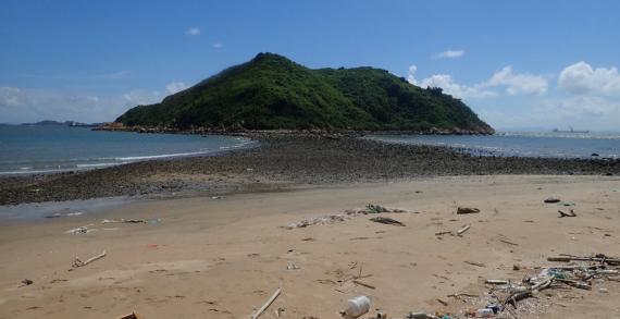 香港西極，大嶼山西南角無人地帶，有一個小島叫雞翼角。此島本來平平無奇，在水中央，惟於天文大潮大水退之時，會露出廣闊的連島沙洲連接陸地，海水退卻，有如摩西過紅海，人們可以步行到小島。但大水退到零點三米的...