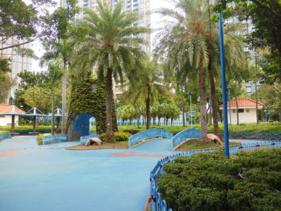 有個兒童樂園左,,公園內!...