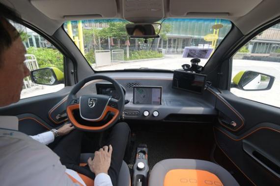 自動駕駛: 登上自動駕駛車，乘客只要在平板顯示器上選擇終點，不用控制軚盤，也可到達目的地。